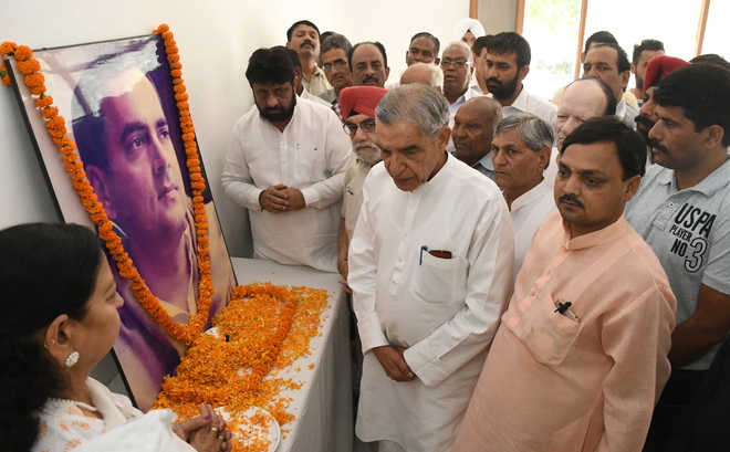 Cong pays tributes to Rajiv Gandhi