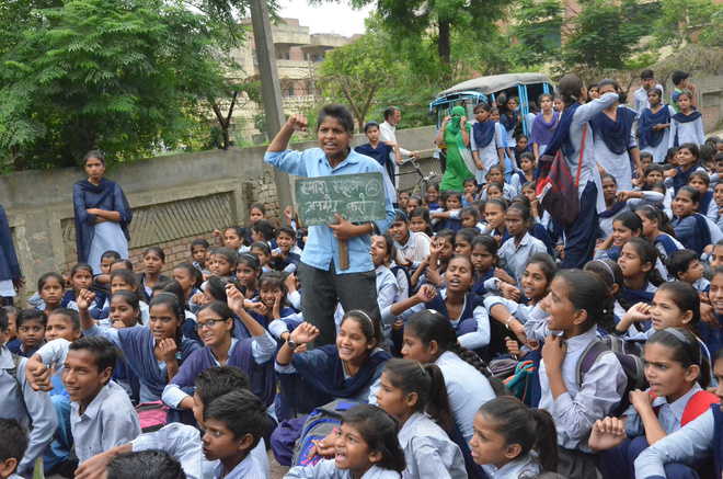 Students stage dharna for upgrade of Panipat school