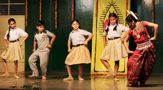 Odissi dance exponent regales students