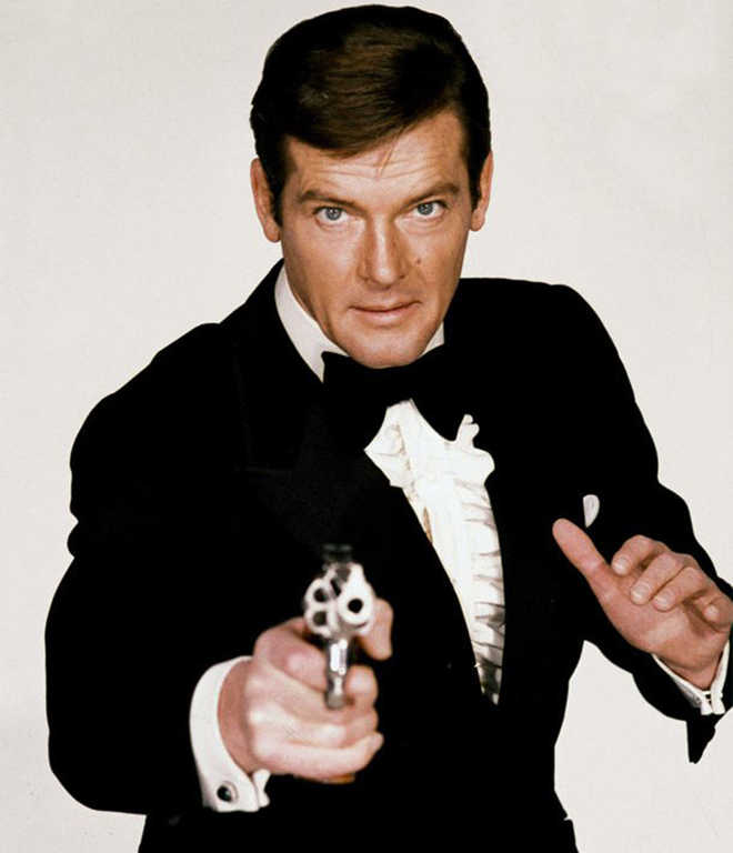007 Roger Moore dies of cancer at 89