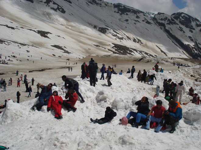 Tourists throng Rohtang Pass