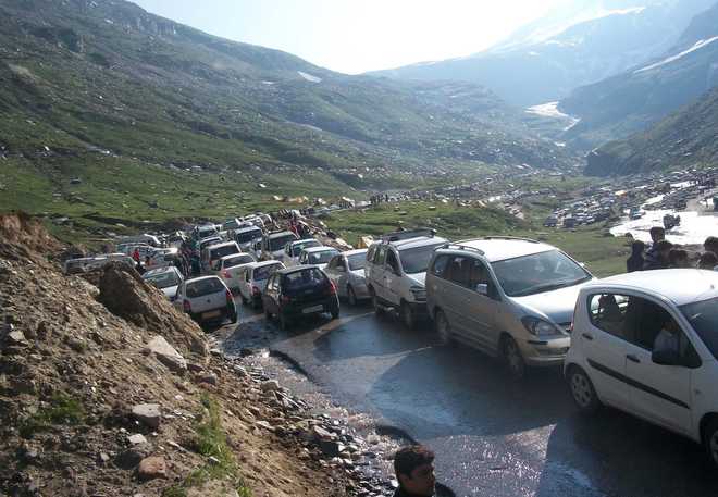 70 vehicles blacklisted for Rohtang permit misuse