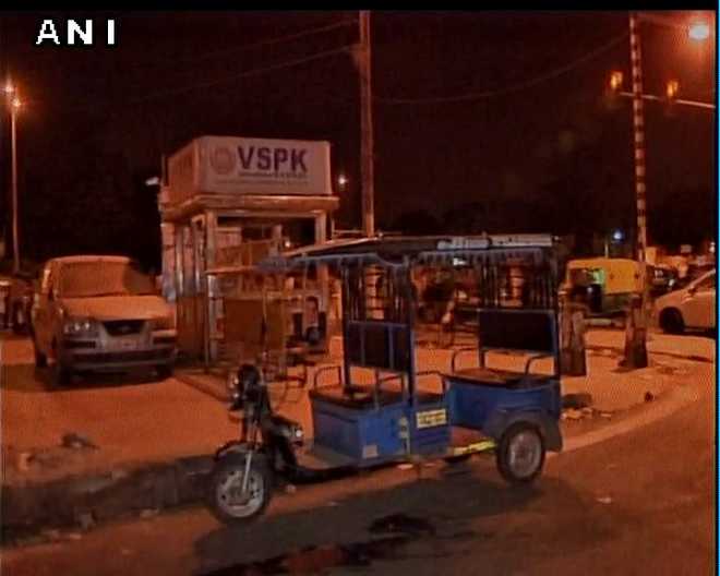 Delhi govt announces Rs 5 L compensation for e-rickshaw driver’s family