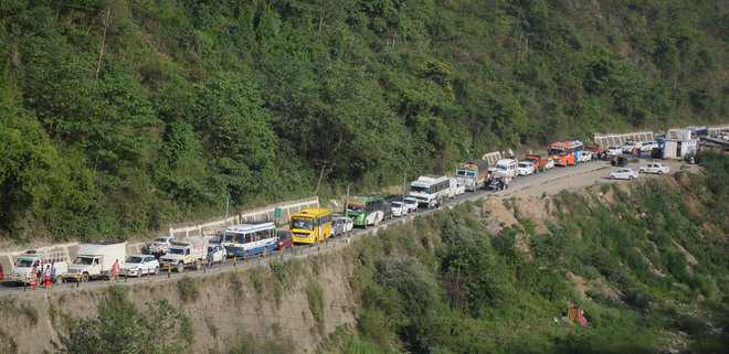21-hr jam has Manali tourists on road for whole night, admn adds to worries