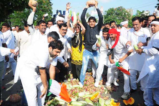 Congress workers dump vegetables on road as Tanwar ends hunger strike