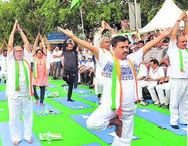 Delhiites perform yoga with Naidu, Baijal, Kejriwal