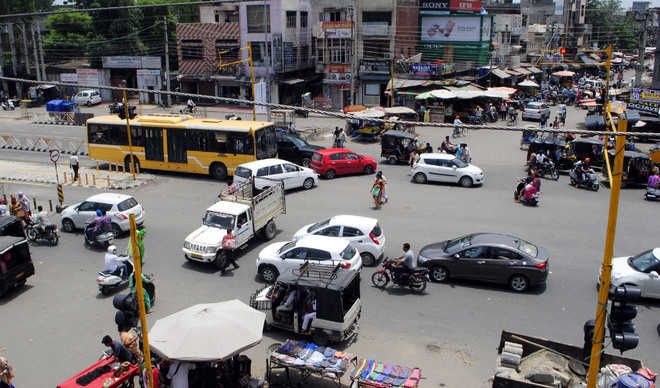 Faulty traffic signals inconvenience commuters at Putlighar Chowk