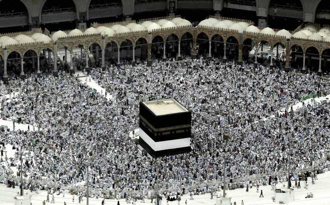 Suicide bomber blows himself up as Saudis foil Mecca plot