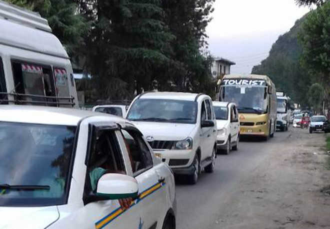 No room, Manali tourists spend night in cars