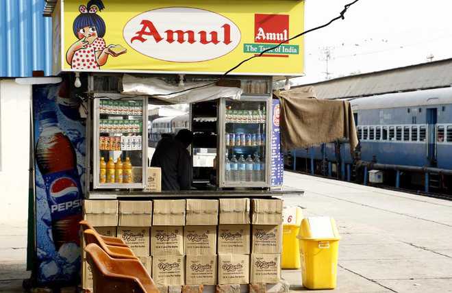 Stalls sell unauthorised food items at railway station