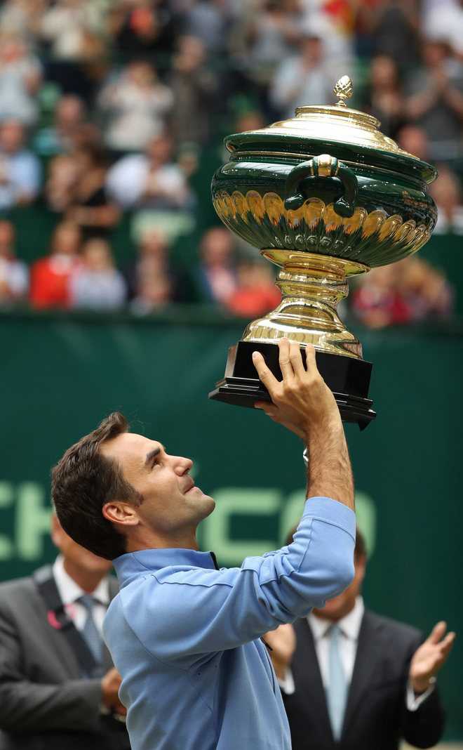 Federer wins 9th Halle title