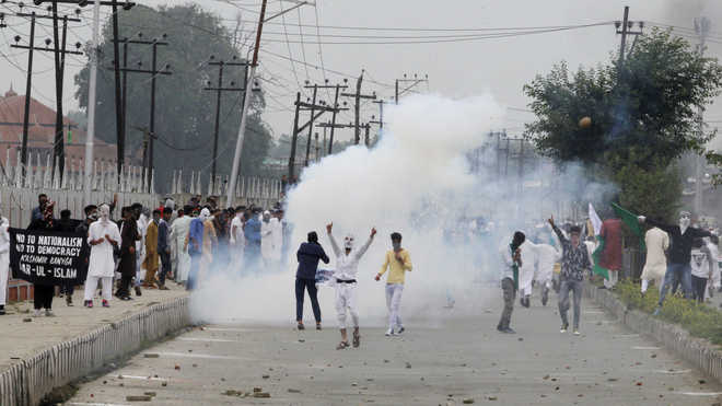 10 protesters injured as clashes break out in Kashmir after Eid prayers