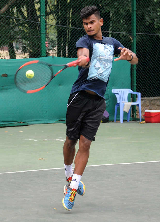 Top seed Hardeep sails into second round