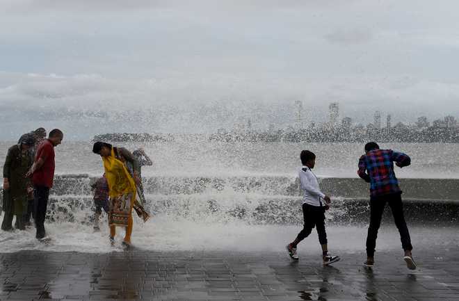Heavy rain lashes Mumbai; disrupts rail, road traffic