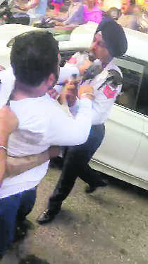 Youth thrashes cop, tears his uniform