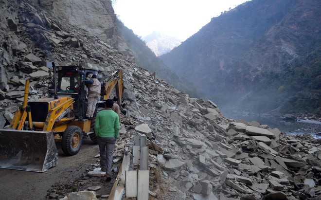 Tourists stranded as Manali-Leh road blocked due to landslide