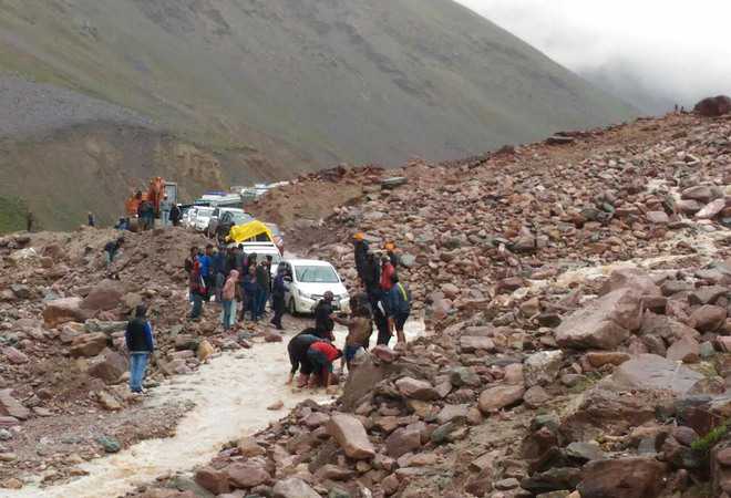 Hundreds stranded as Leh road blocked
