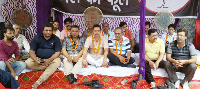 Panipat cloth traders start indefinite fast against GST