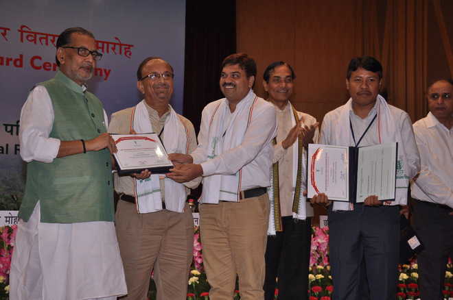 3 CSSRI scientists receive Hari Om Ashram Award : The Tribune India