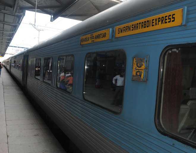 CAG raps Railways for serving foodstuff ''unsuitable'' for consumption