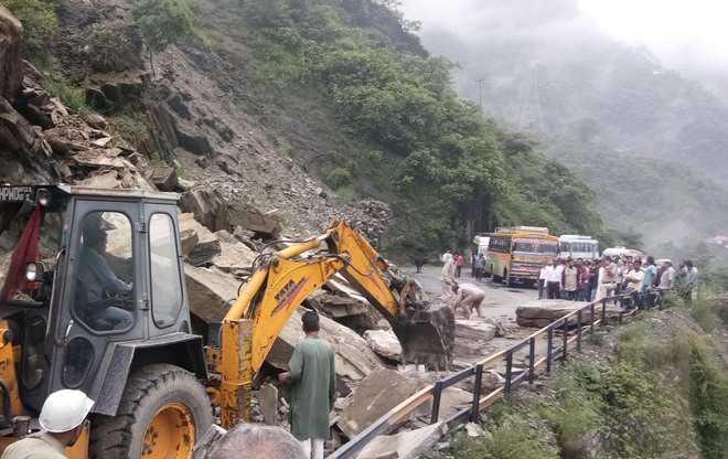 Landslide blocks Manali road for 6 hours