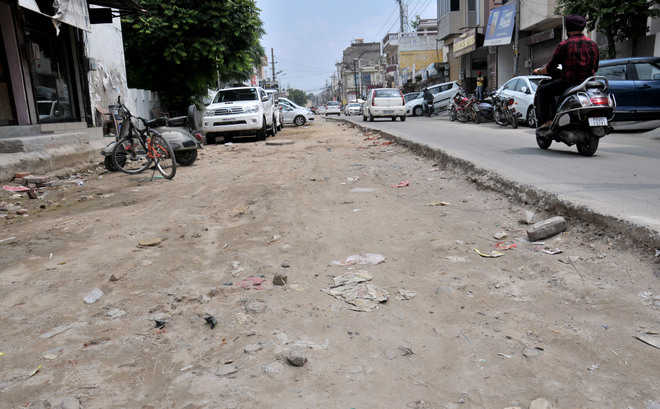 Incomplete road poses risk to commuters
