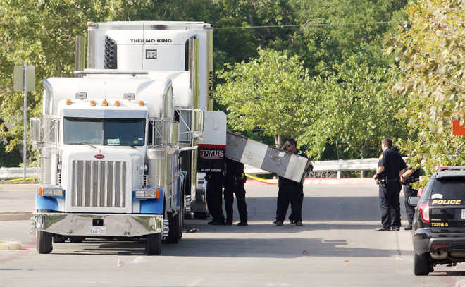 Nine immigrants die in sweltering tractor-trailer in Texas