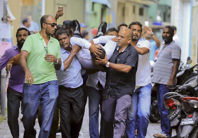Maldives troops blockade parliament as crisis worsens