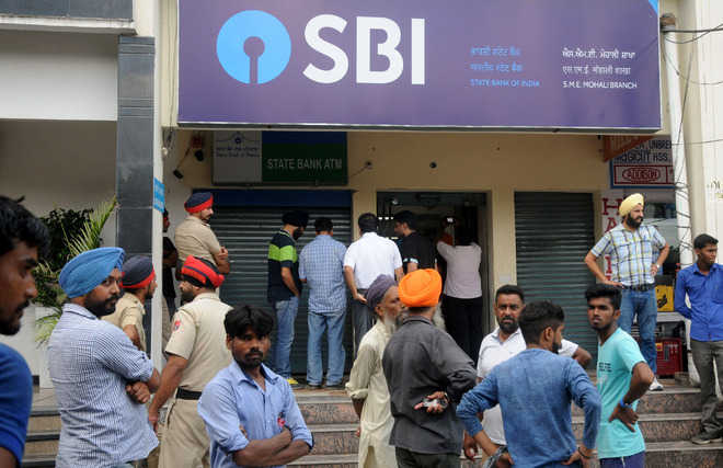 Rs 7.50 lakh robbed at gunpoint from SBI