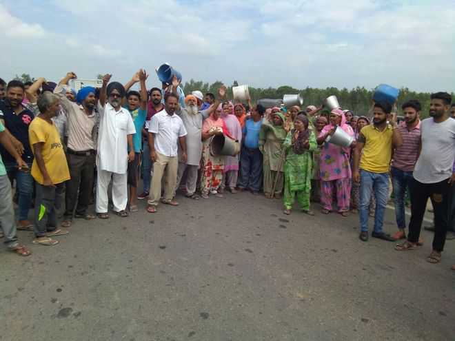 Kharar residents block traffic over poor water supply