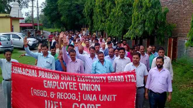 Power union protests reduction in pay scales - The Tribune