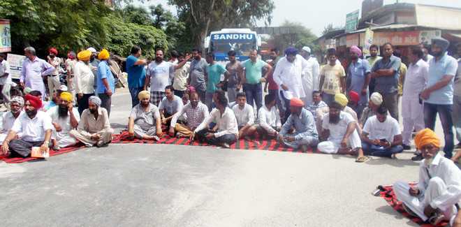 Villagers, shopkeepers protest blockage of drain