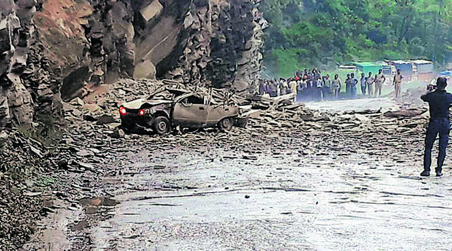 Two hurt in landslide on Manali highway
