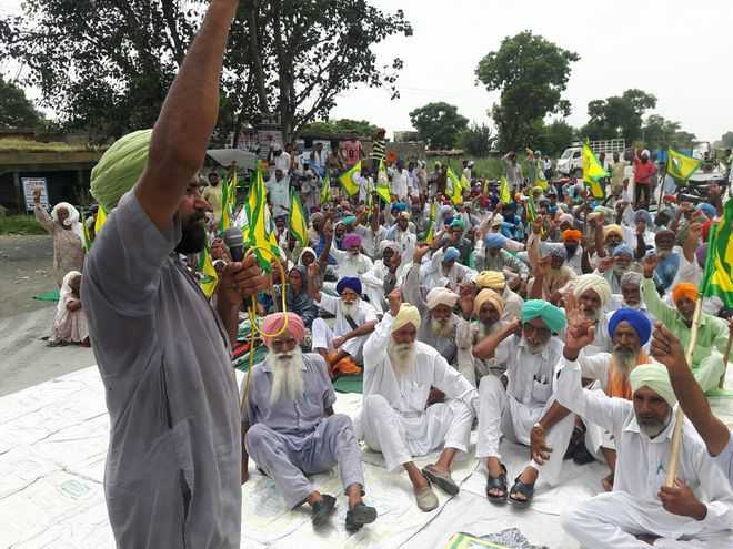 Farmers, commission agents continue protest