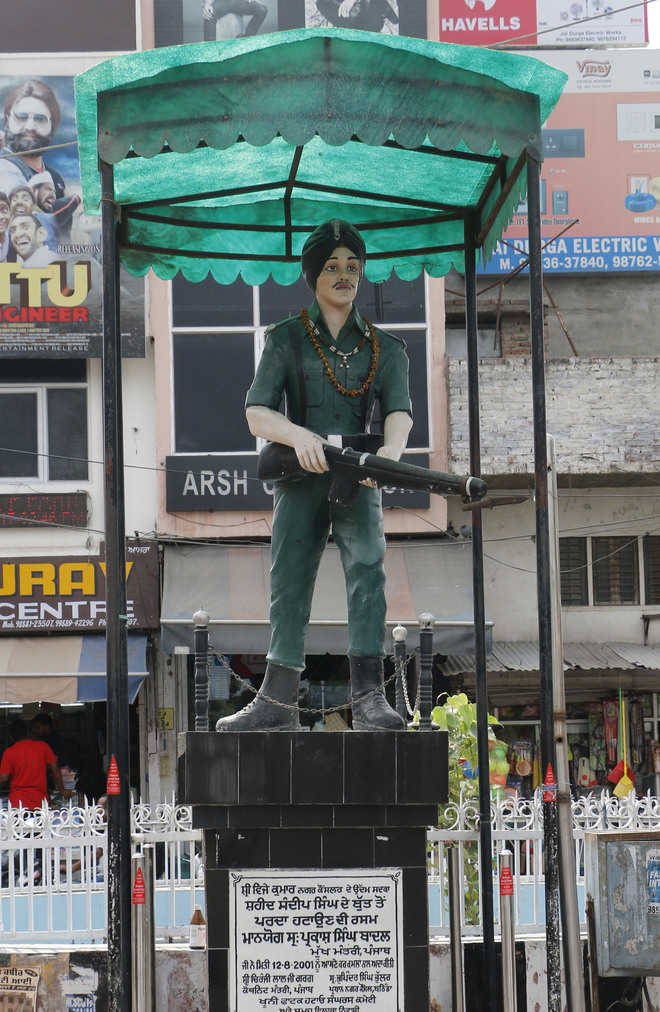 Statues of martyrs look desolate on eve of Independence Day