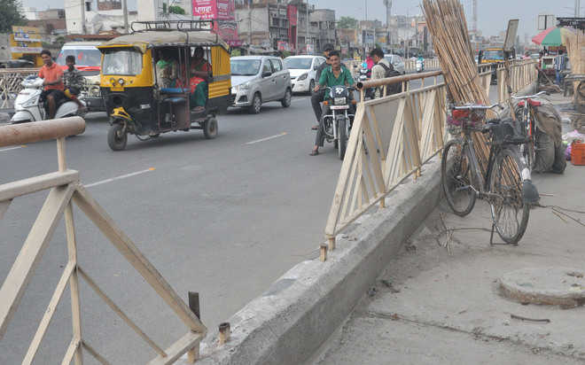 Iron grills along roads go missing in city