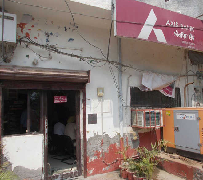 Axis Bank looted at gunpoint