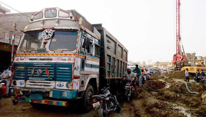 Road under repair creates traffic chaos on Amritsar-Tarn Taran stretch