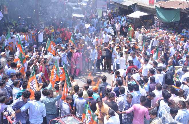 Ex-MLA, BJYM activists booked for burning Virbhadra’s effigy