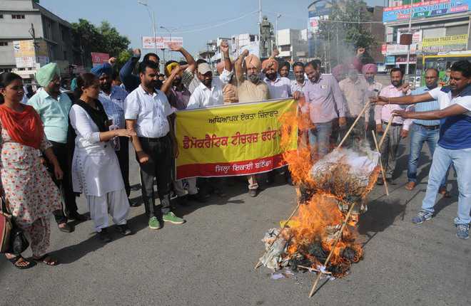 Teachers burn minister’s effigy over demands