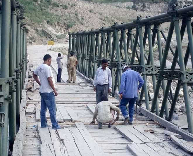 Repair of unsafe Bhandarkote bridge in Kishtwar begins