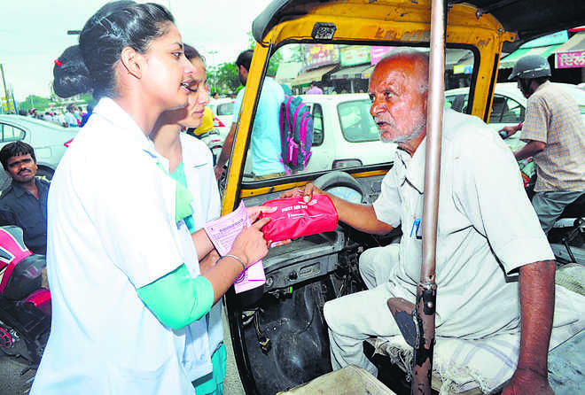 Health Department distributes first aid kits among street vendors, auto drivers