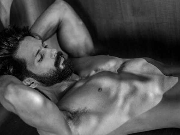 Shahid Kapoor sets Twitter on fire with shirtless photo