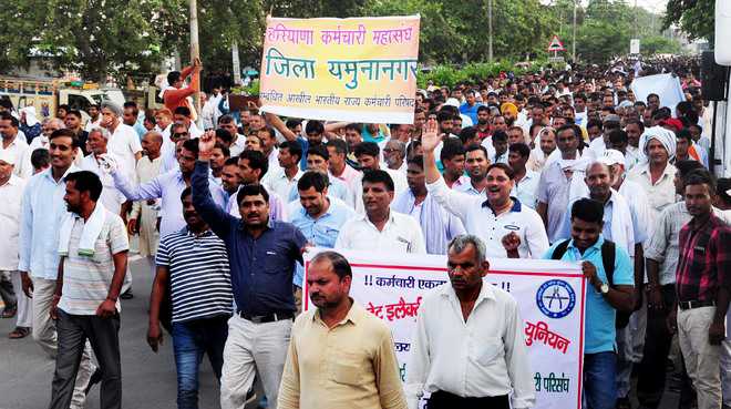 Govt employees hold ‘Aakrosh rally’, threaten mass arrest