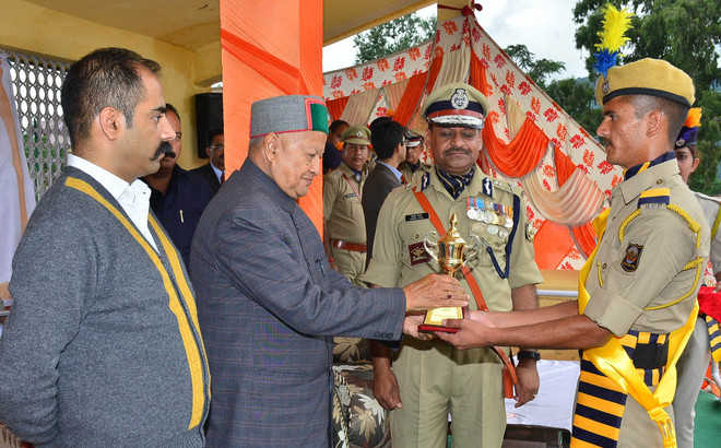 Work with patience, efficacy: Virbhadra to police officers