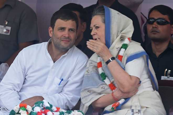 Sonia, Rahul meet Gujarat MLAs