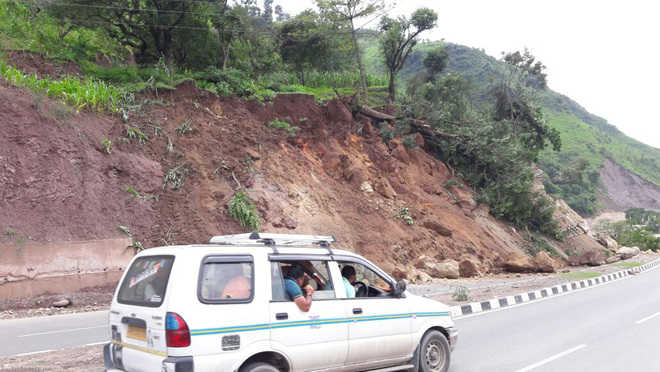 Landslide blocks Manali road