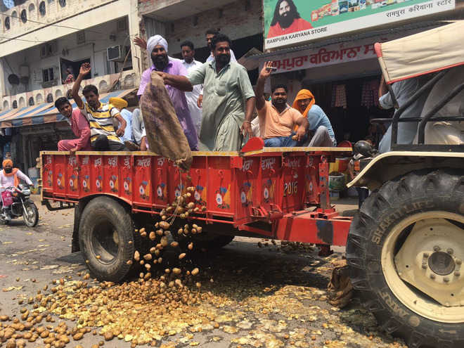 Farmers dump potatoes on road