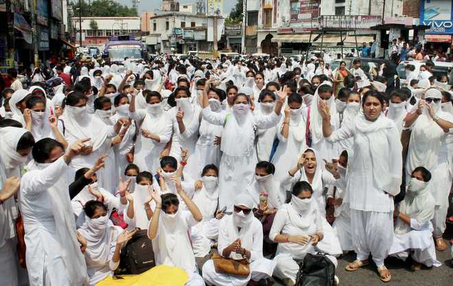 Women’s college students in Jammu protest against dress code