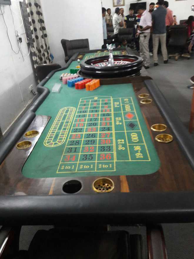 ''Casino'' busted at south Delhi farmhouse; 30 arrested